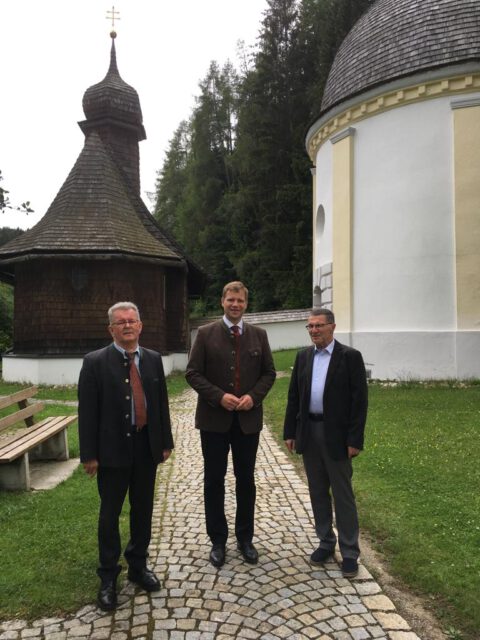 Bezirkstagspräsident Dr. Olaf Heinrich besucht die Wallfahrtsstätte St. Hermann: