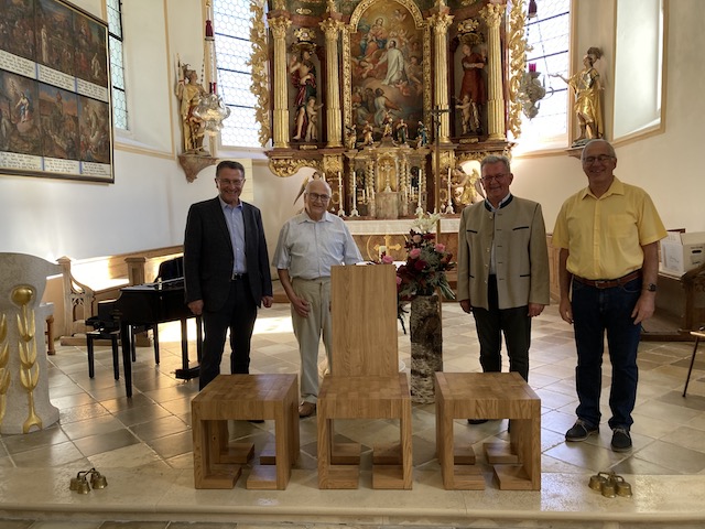 Übergabe der neuen Stühle für St. Hermann
